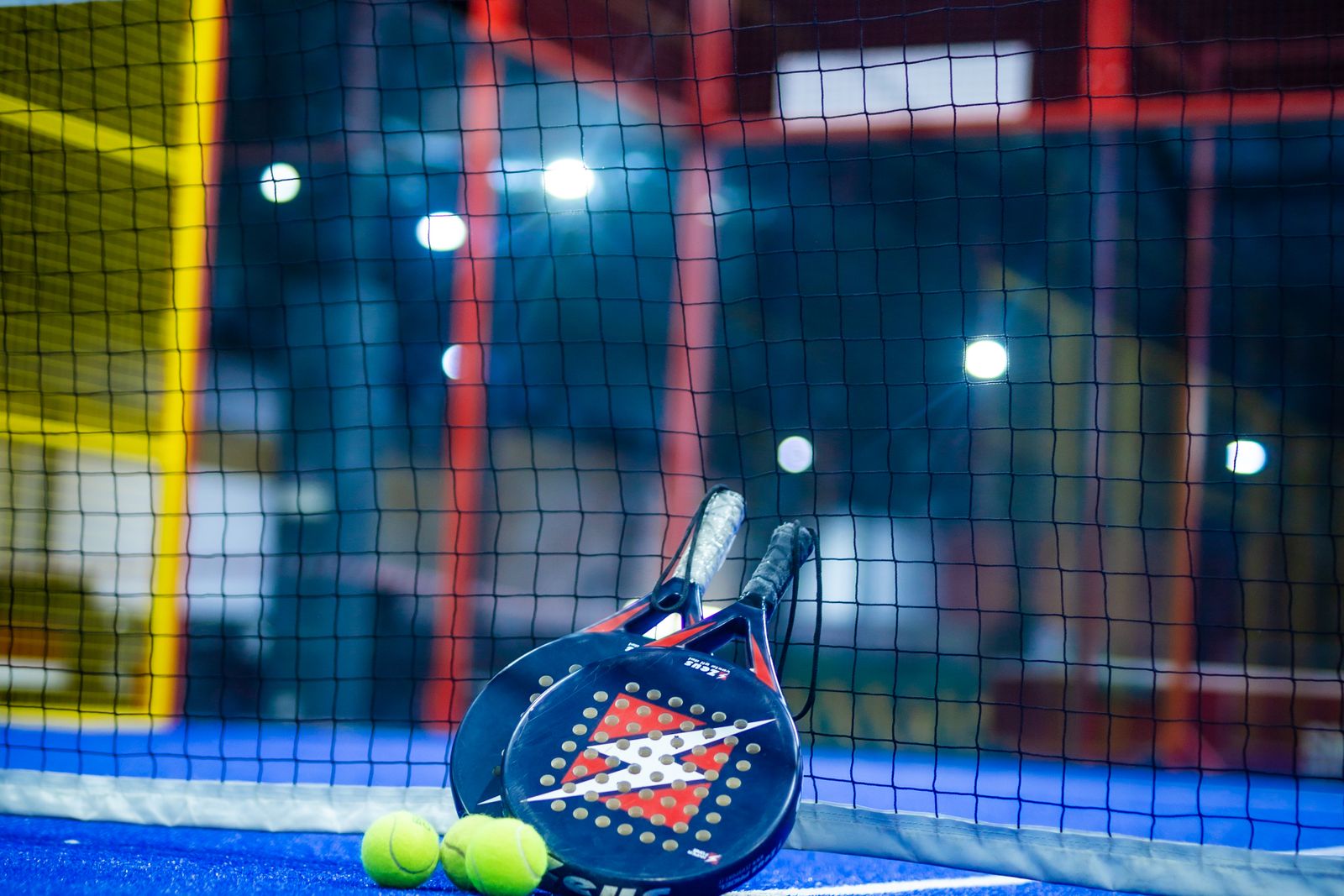 Court de padel indoor éclairé — réservation de terrain