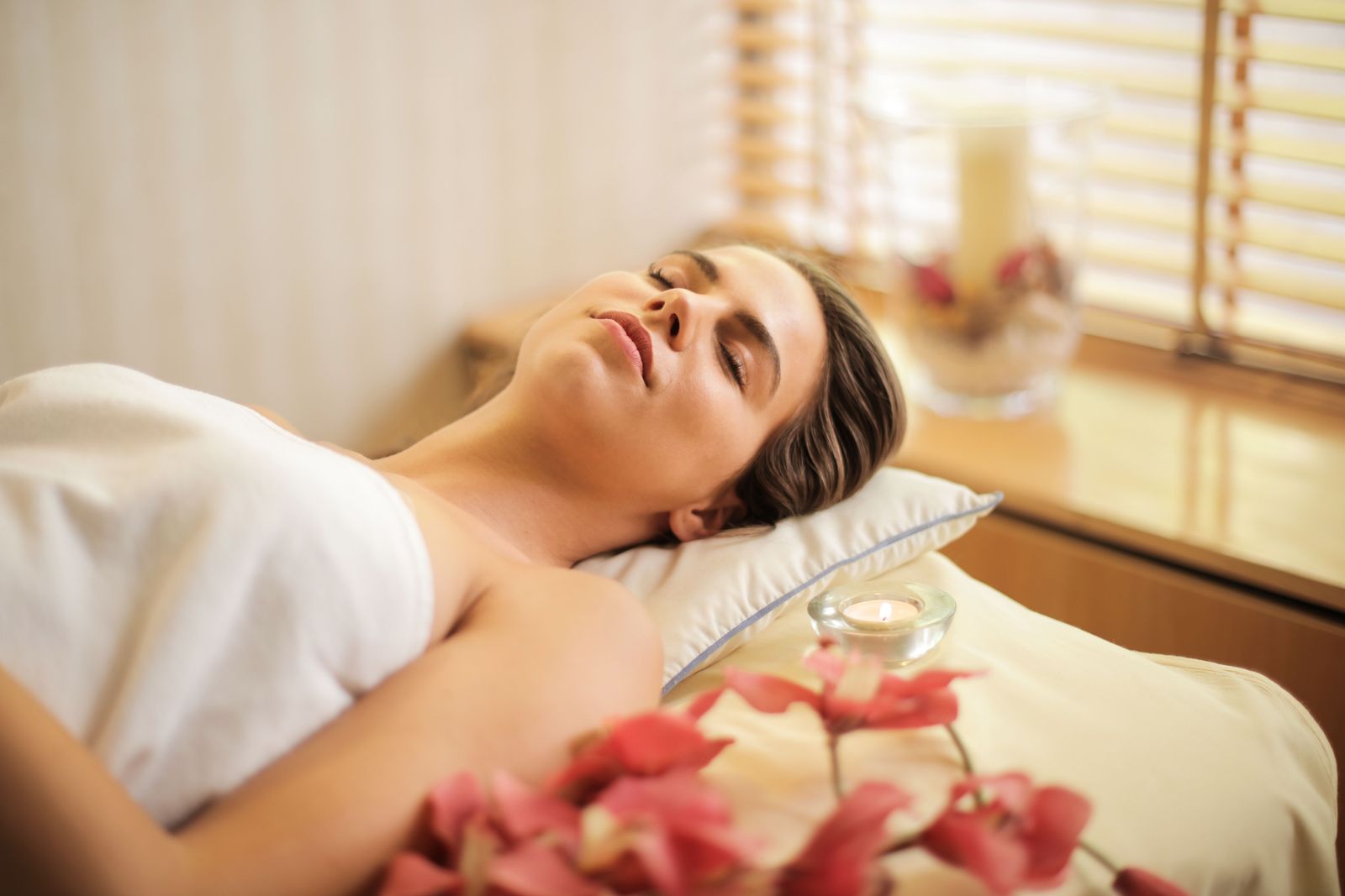 Séance de massage en spa — bien-être, bougies et orchidées
